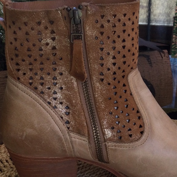 Trask woman’s size 8.5 tan boots - Picture 8 of 12